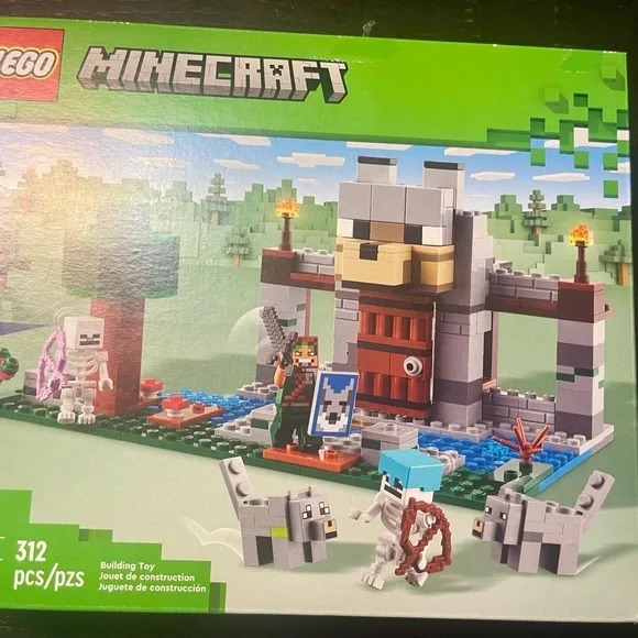 New Fortress Playset with Wolf's Head - Picture 3 of 4